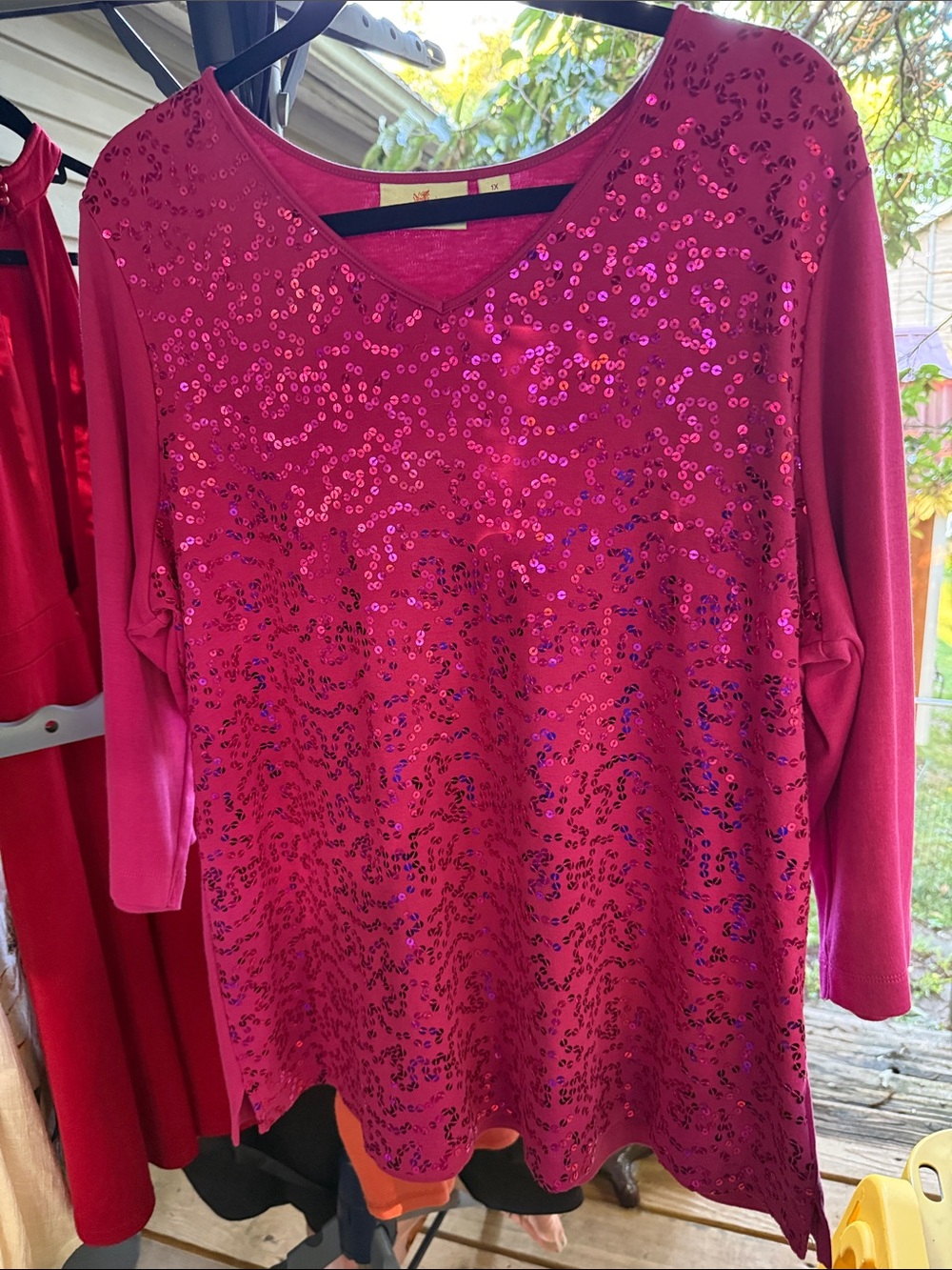 Quacker Factory Women’s 1X Hot Pink Sequin V-Neck Top